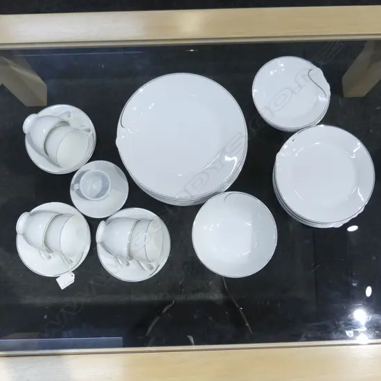 HUTSCHENREUTHER PART DINNER & TEA SERVICE WHITE LILY PAT