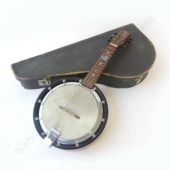 VINTAGE CASED SHORT NECKED BANJO MODEL 65 L600MM