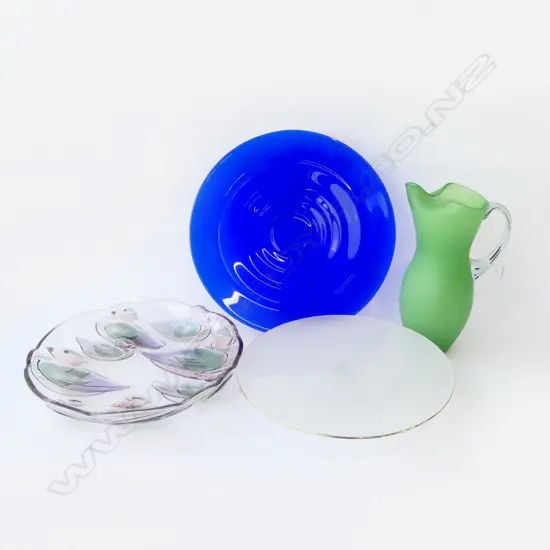 4 PCES GLASS; 2 LG PLATES 375mm dia, COMPORT, KOSTA BODA JUG H.280mm