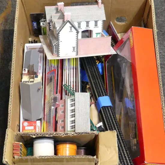 ASST. HORNBY TRAIN TRACK, BUILDINGS ETC