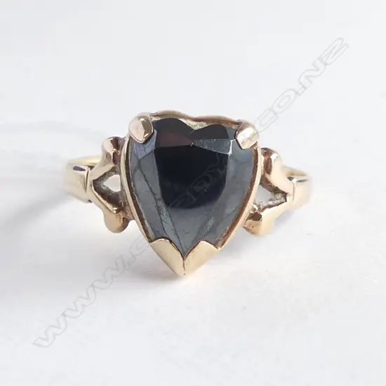 10ct GOLD SHINY BLACK HEMATITE HEART SHAPED STONE RING 2.25gms SIZE N