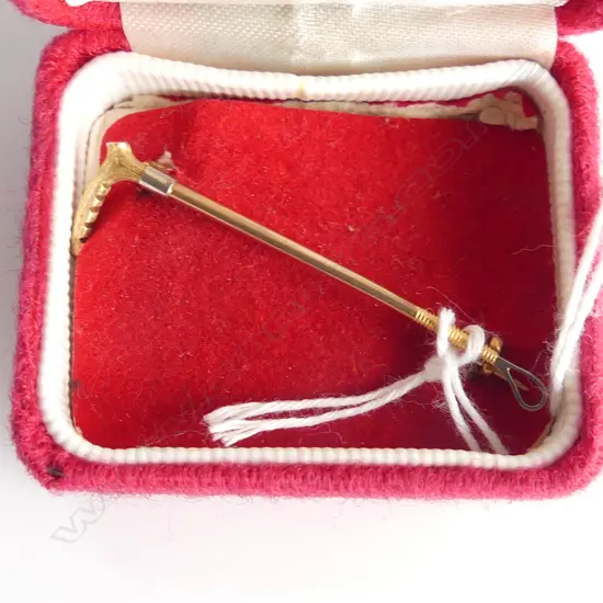 10CT GOLD RIDING CROP BROOCH  4GRMS
