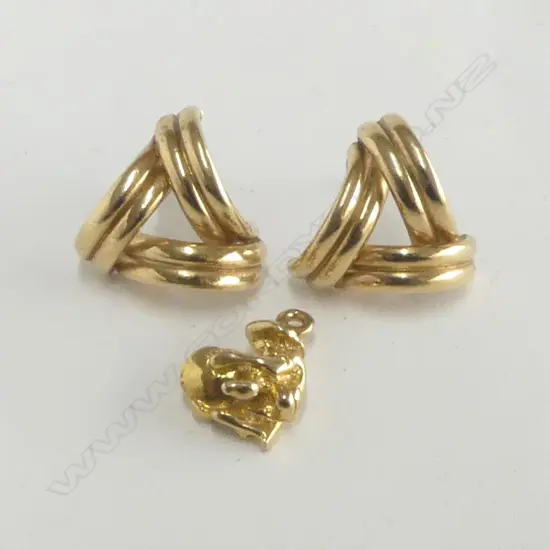 9CT GOLD PANNER CHARM 1.4gms + PR 9CT EARRINGS 2.7gms (4.1 total)