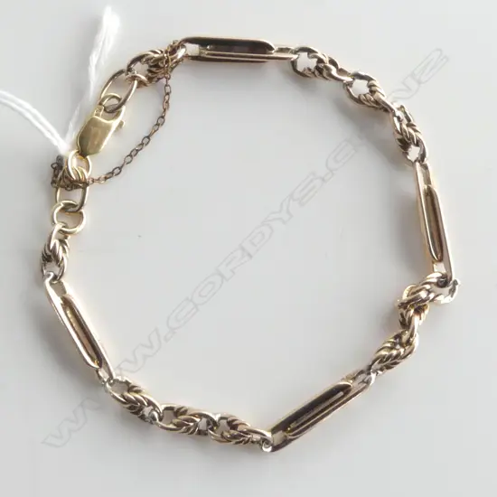 9CT BRACELET, 3 LONG LINKS BETWEEN 3 KNOT LINKS, 10.8gms