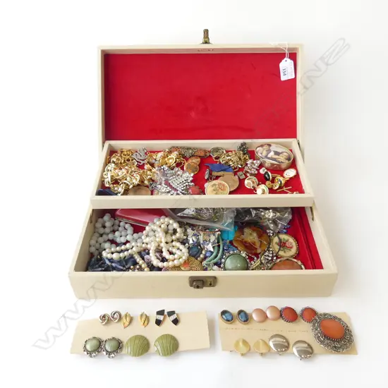 JEWLERY BOX OF COSTUME JEWLERY  L350MM