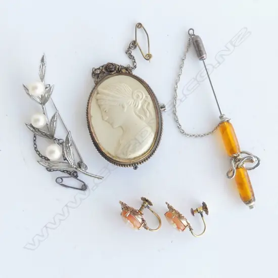 PR 9CT CAMEO EARRINGS 2.6gms + CAMEO & 2 BROOCHES