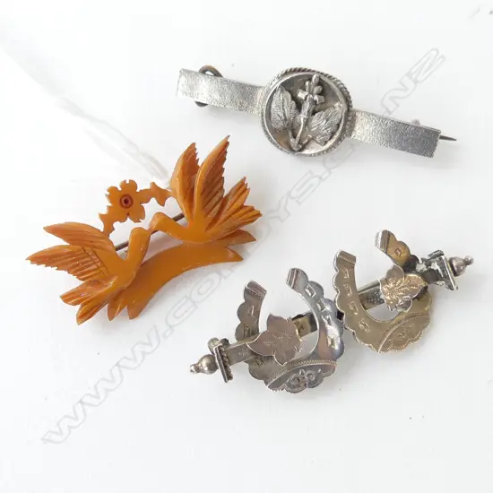 TWO ANTIQUE STG SILVER BROOCHES & BAKELITE SWEETHEART BROOCH, L.50MM