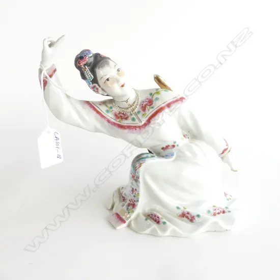 FAMILLE ROSE PORCELAIN BAI SUZHEN FIGURINE H.180mm W.200mm (fault to hand)