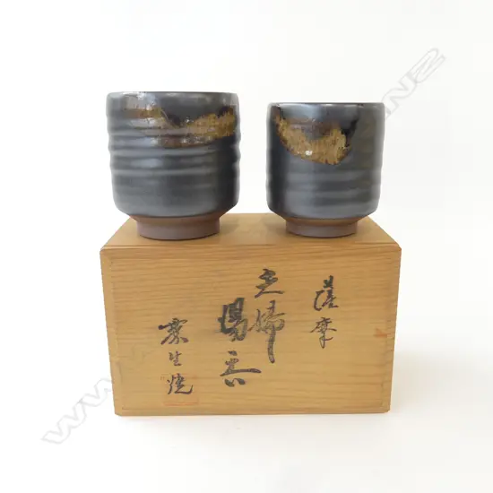 FINE VINTAGE 1940s JAPANESE TEACUPS IN CEDAR BOX, signed