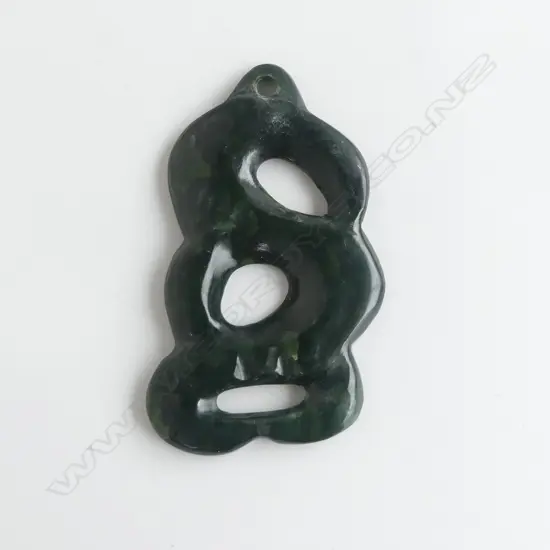 CONTEMPORARY POUNAMU MAORI MANAIA PENDANT plain restrained form L.80mm