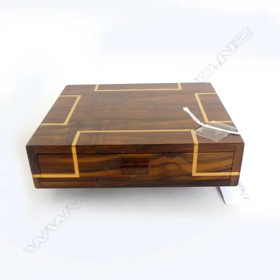 WALNUT & SYCAMORE BOX BY KEN BARTLETT 180x150x60mm
