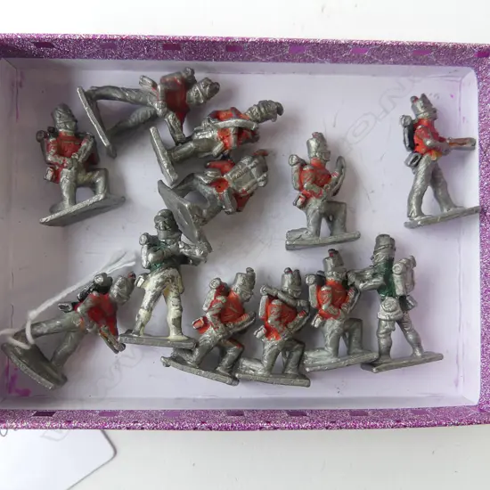 11 VINTAGE LEAD TOY SOLDIERS, L.30MM