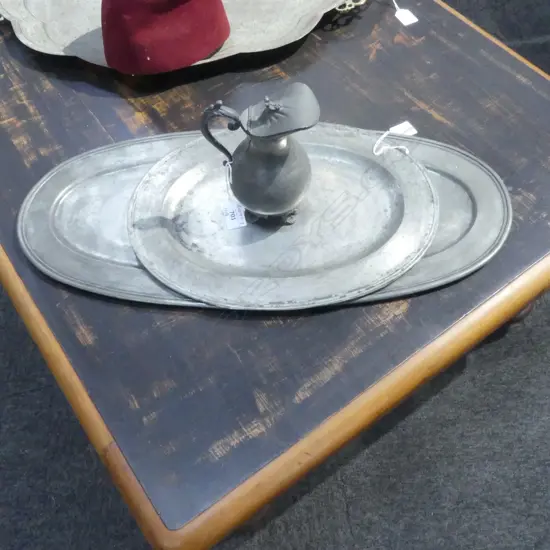 SM ANTIQUE PEWTER JUG & PR MODERN PEWTER TRAYS L.600mm & 350mm
