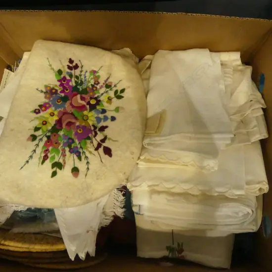 ASST. VINTAGE LINENS INCL. TEA COSY
