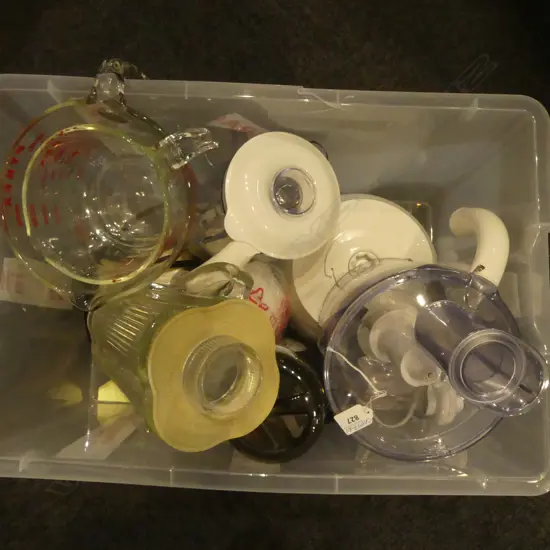 BOX OF KITCHENELIA: kitchen appliances + 2 juicers + food processer etc