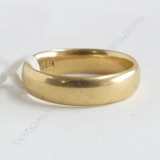 18ct  NZ BAND RING by John McNab of Timaru 5.25gms  SIZE N