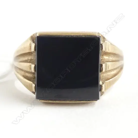 9ct GOLD & BLACK ONYX SIGNET RING 6gms SIZE T