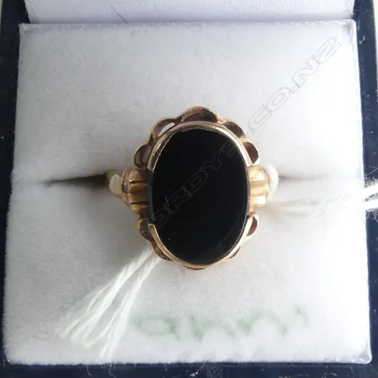 9ct & ONYX SIGNET TYPE RING 3gms SIZE M
