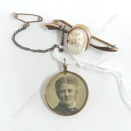 9CT CAMEO BROOCH + 9ct PHOTO PENDANT faulted 7.4gms