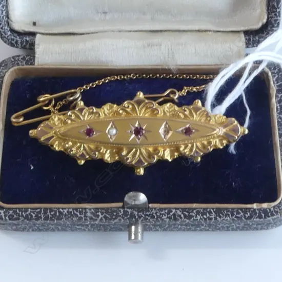 9ct RUBY & PEARL VICTORIAN BAR BROOCH 3.70gm, 1 pearl missing