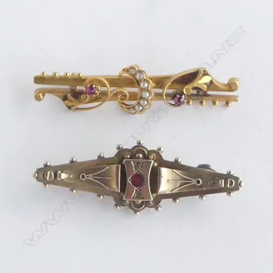 2 BAR BROOCHES; 15ct 2.7gms & 9ct 2.9gms