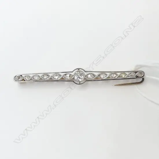 15ct DIAMOND BAR BROOCH W.50mm 3.7gms