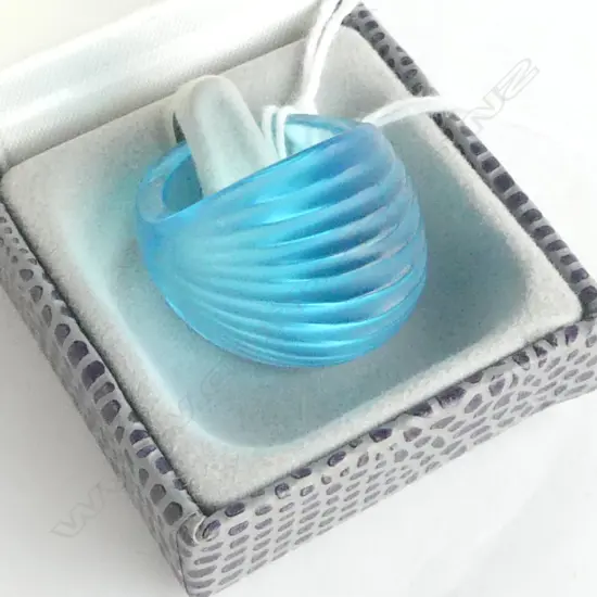 LALIQUE GLASS RING IN ORIGINAL BOX - MARKED LALIQUE