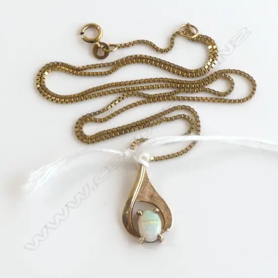 9ct GOLD SET OPAL ON 9ct CHAIN, 3.54gm (opal cracked, chain catch broken)