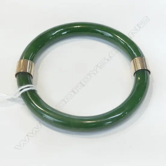 JADE BANGLE w. GOLD BANDS TESTING AS 9CT 60mm int. dia.