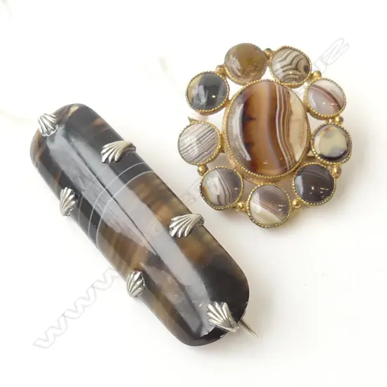 2 AGATE STONE BROOCHES - SINGLE STONE & A MULTI STONE BROOCH SET IN GOLD