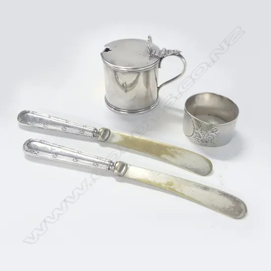 4 PCES STG SILVER; MUSTARD POT (NO LINER), NAPKIN RING 104gms + PR PATE KNIVES