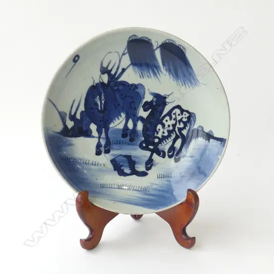 PROVINCIAL ORIENTAL BOWL w. HORSES 230mm dia