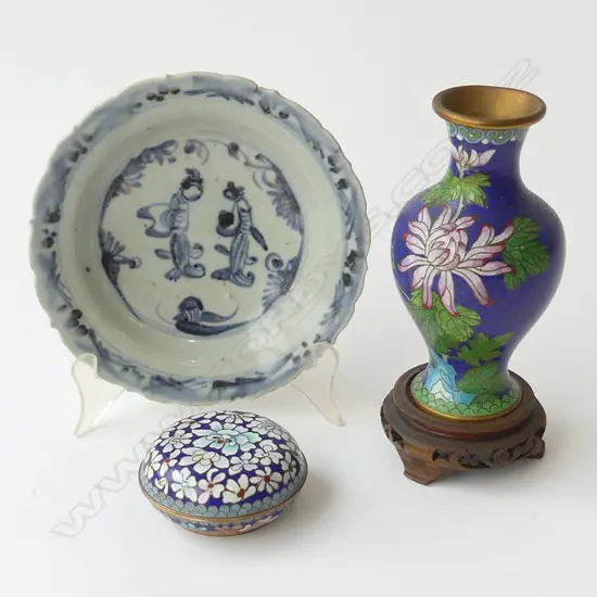 3 ORIENTAL PCES; CLOISONNE VASE & LIDDED CONTAINER + B/W PLATE 175mm dia