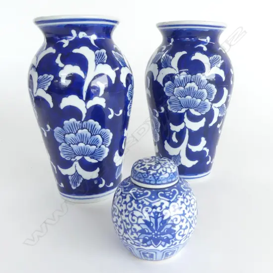 PR CHINESE B/W VASES H.200mm & SML GINGER JAR H.80mm