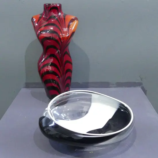 ART GLASS VASE SIGNED OLA & MARIA HOGLUND 1990 NZ + FEMALE TORSO H.345mm