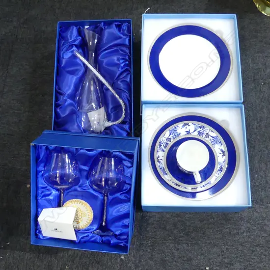 2 WEDGWOOD 4 PCE 'HIBISCUS' PLACE SETTINGS + SWAROVSKI JUG H.350 & PR WINE GLASSES, ALL BOXED