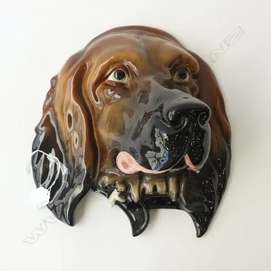 BESWICK LARGE PORCELAIN DOG WALL PLAQUE #668 ENGLAND, H.280MM W.260MM