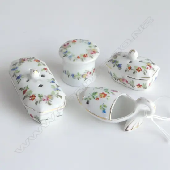 VICT PORCLAIN MEDICINE SPOON L70MM & 3 OTHER MATCHING PCS