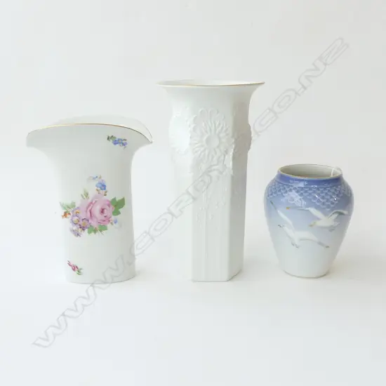 3 CONTINENTAL CHINA VASES TALLEST H230mm