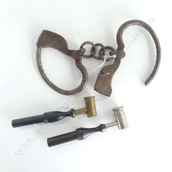 PR VINTAGE STEEL HAND CUFFS AND 2 BLACK POWDER SHOT POURER L150mm