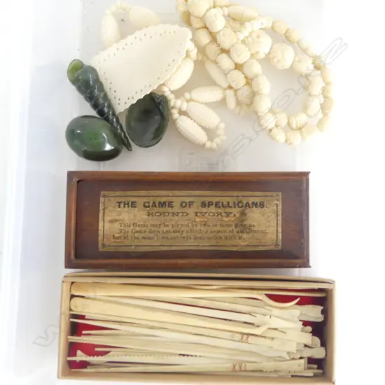 3 PCES GREENSTONE + 2 BONE NECKLACES + GAME OF IVORY SPELLICANS