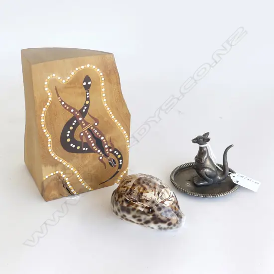 3 AUSTRALIAN SOUVENIRS (SHELL, KANGAROO RING HOLDER AND & WOODEN BLOCK)