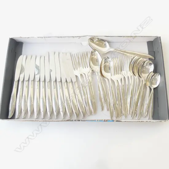 44 PC MID CENTURY COMMUNITY SILVER PLATED CUTLERY SET ‘SILVER FLOWER’ PATTERN COMPLETE 6 PLACE SETTING INCL. 2 SERVING S