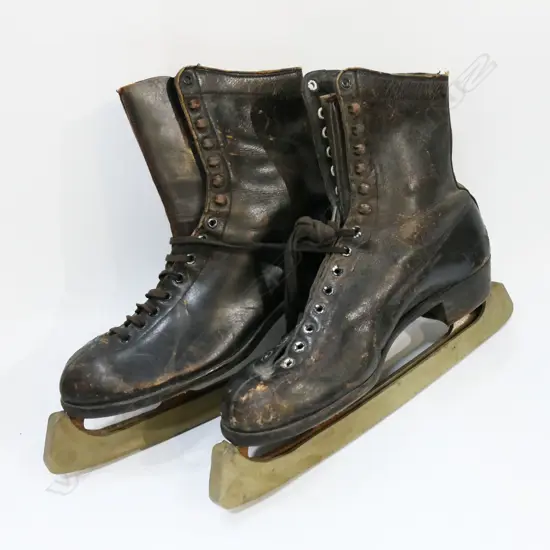 PR VINTAGE ICE SKATES