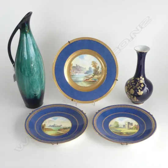 3 WEDGWOOD CABINET PLATES + 2 VASES H.390mm