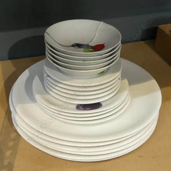 20 PCE DINNER SET; 6 LG PLATES 325mm dia (5+1), 9 SIDE PLATES, 5 BOWLS (1 CHIP)