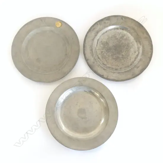 THREE GEORGE III PEWTER PLATES, engraved crests, DIA.255mm
