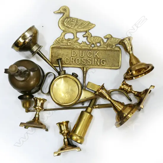 SMALL COLLECTION BRASS ITEMS