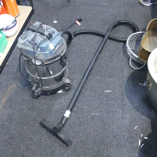 OZITO WET AND DAY VACUUM CLEANER