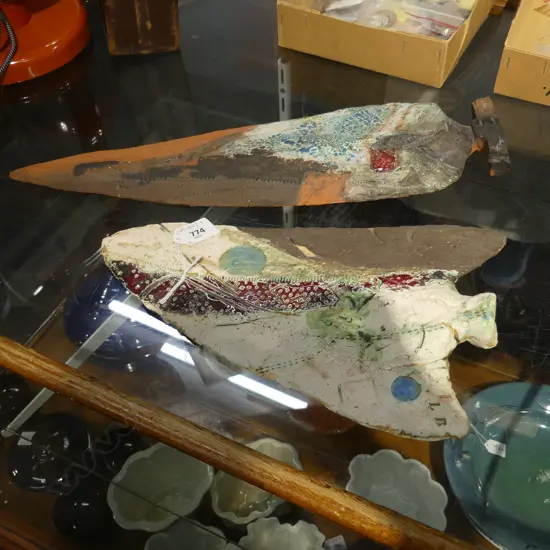 2 LINDA BRUCE STUDIO POTTERY ARROW HEADS H.430, 310mm